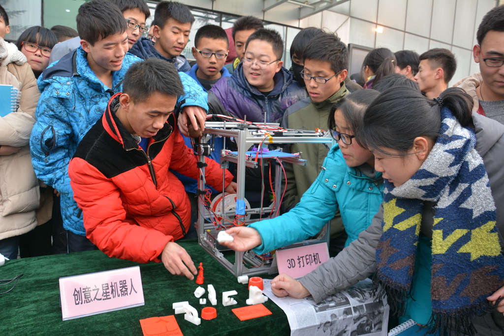 西邮开展教师科普讲座和学生科技创新作品走进中学活动