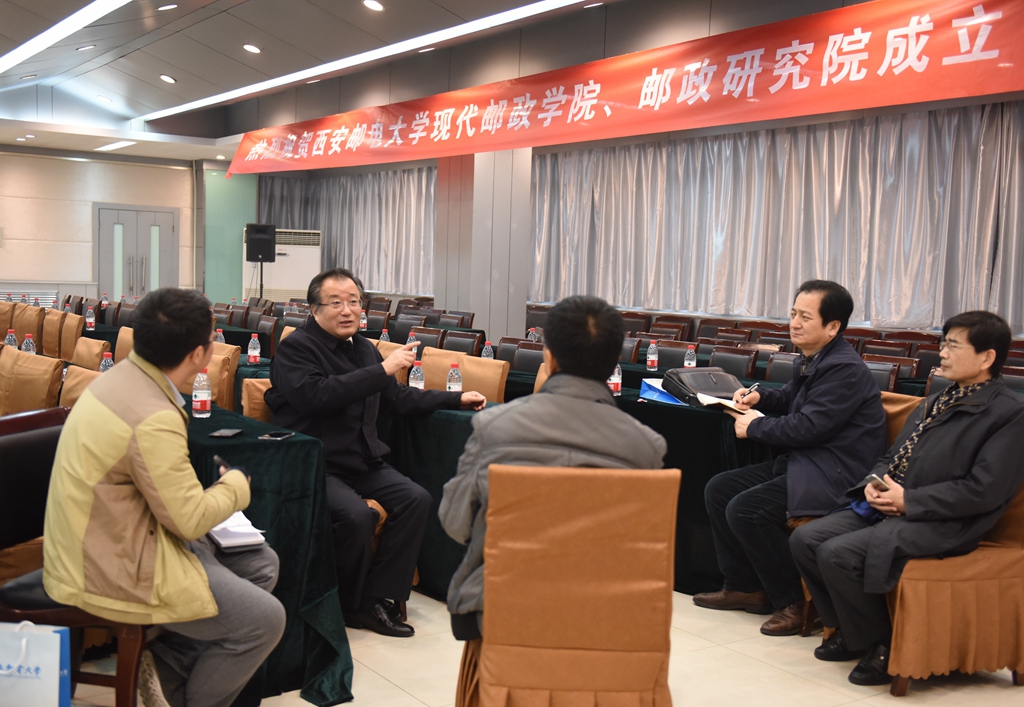 校党委书记崔智林接受媒体采访