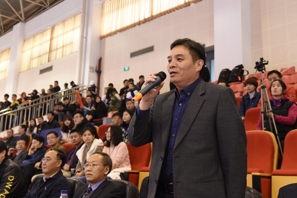 中国大学生体育协会专职副主席张燕军宣布比赛开幕