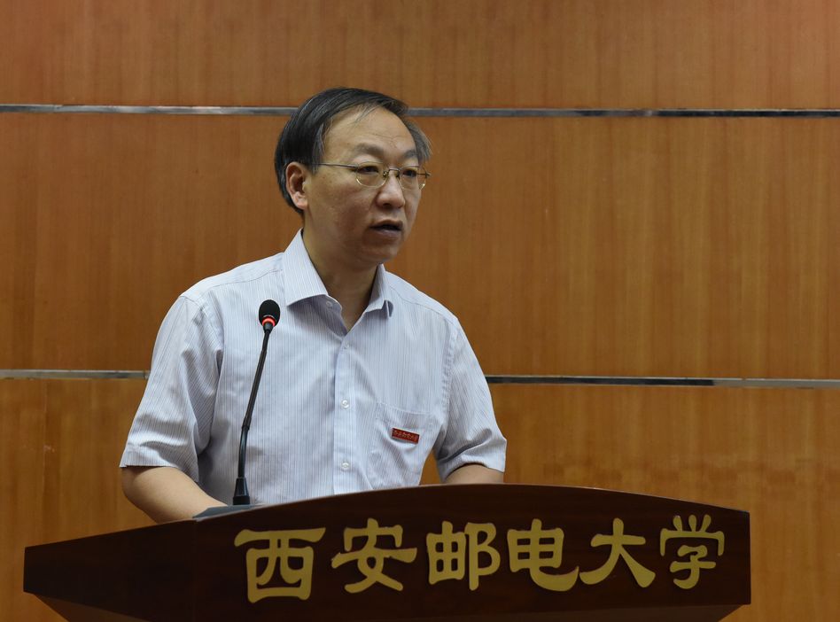 校长范九伦作专题汇报