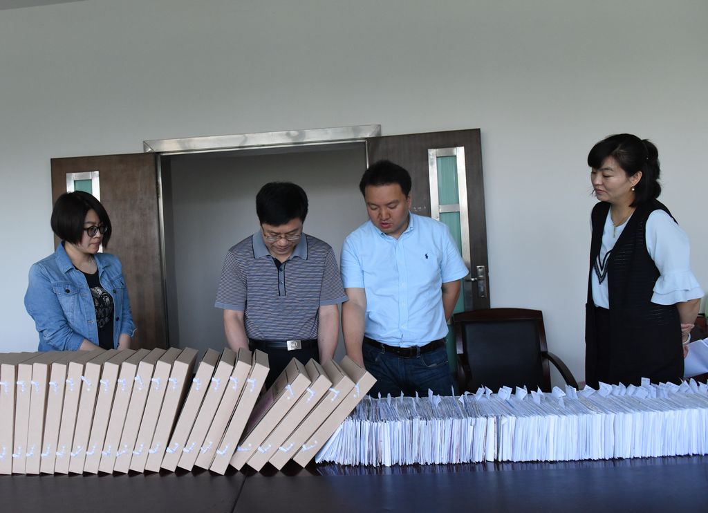 专家组查阅资料