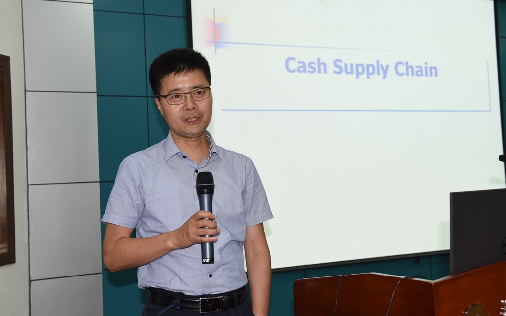 Rongbing Huang教授作题为《CashSupply Chain》主题演讲