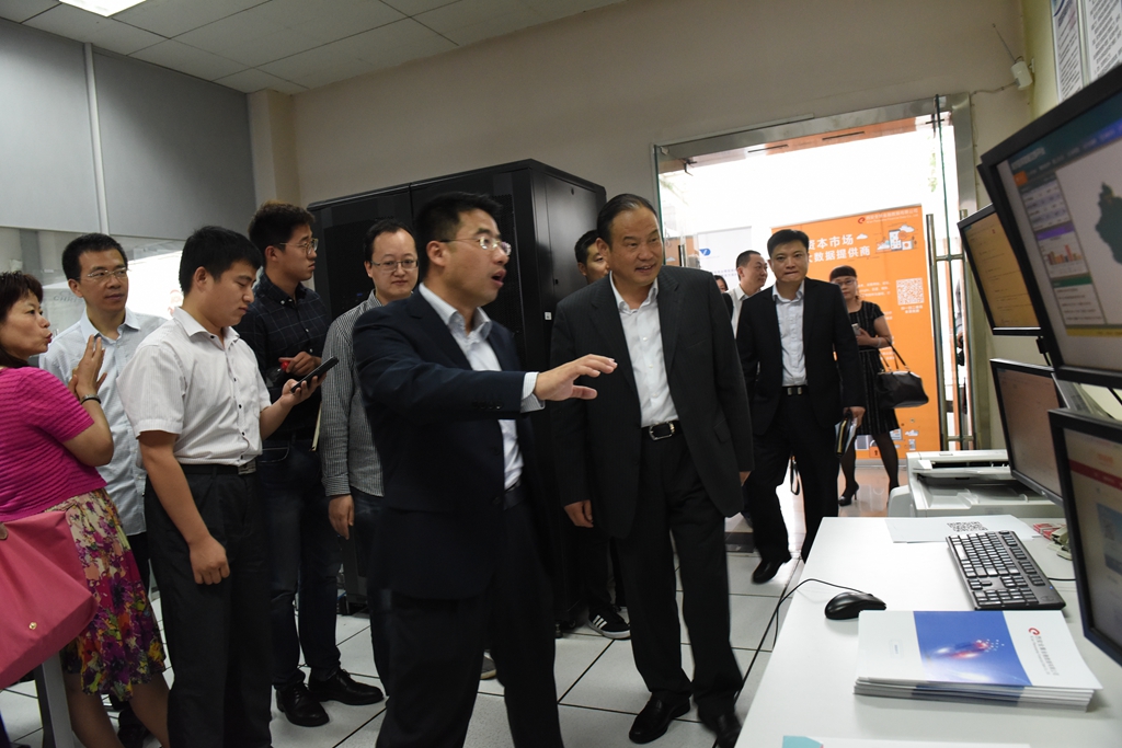 西安市副市长强晓安参观金融科技成果展示