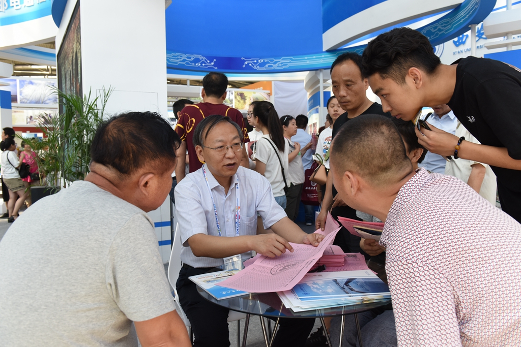 校长范九伦为考生现场答疑