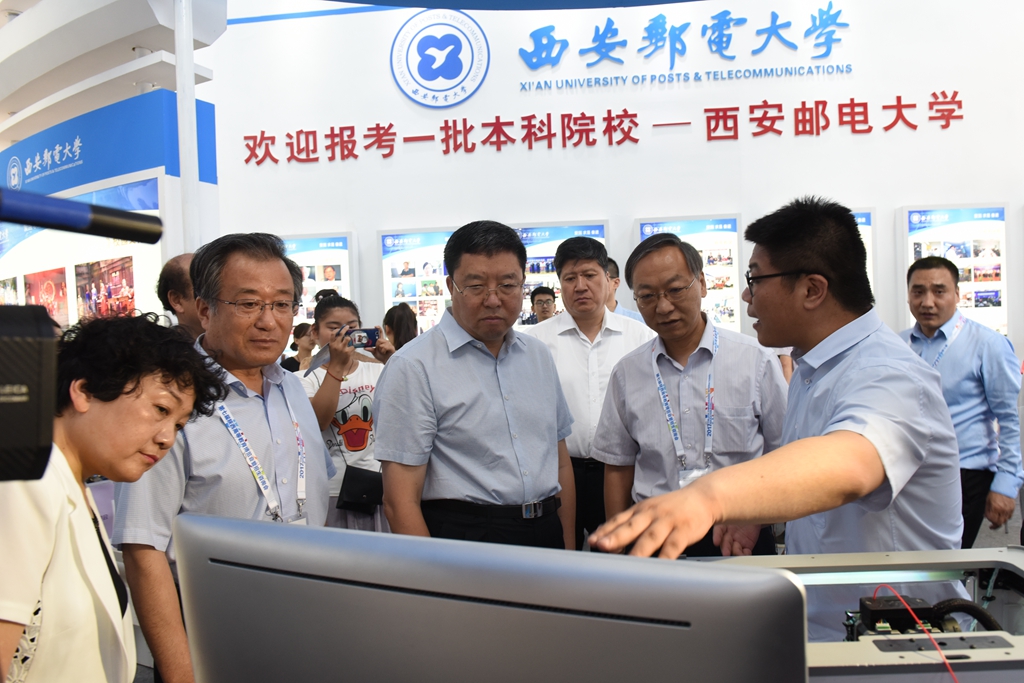 省委副书记毛万春观看我校大学生科技成果展示