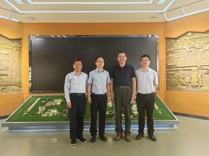 现为美国明尼苏达大学(德鲁斯校区)历史系教授,主要从事中国法律史和