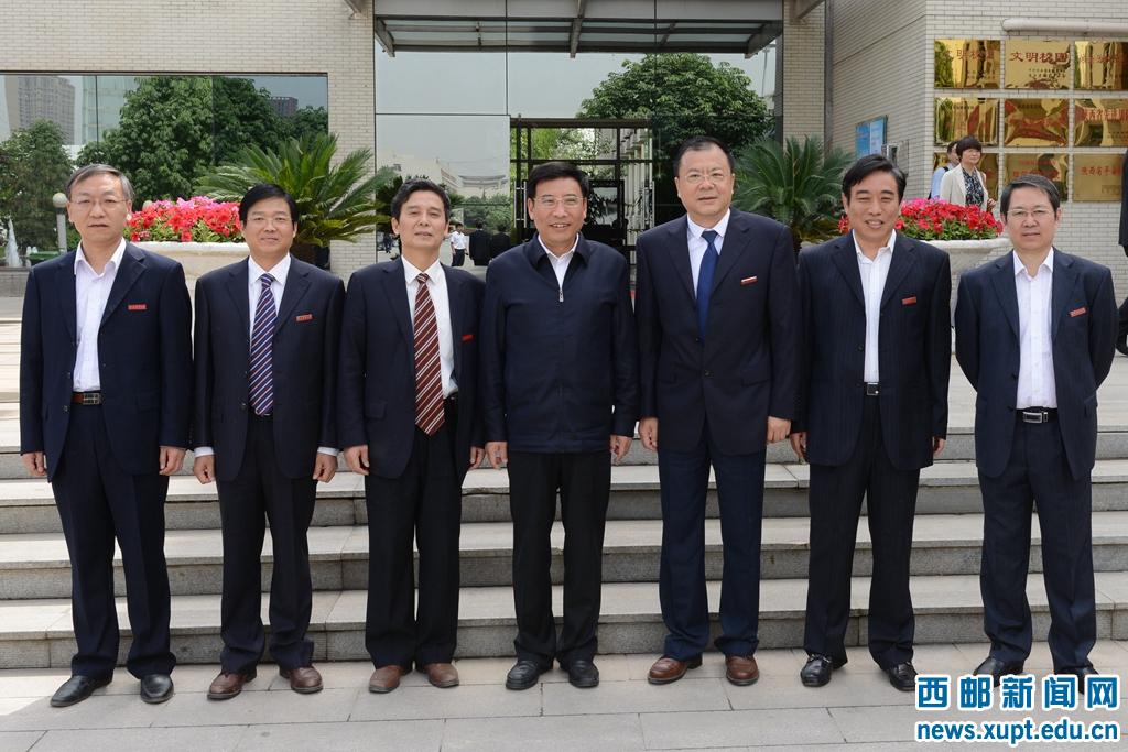 苗圩部长与校领导合影