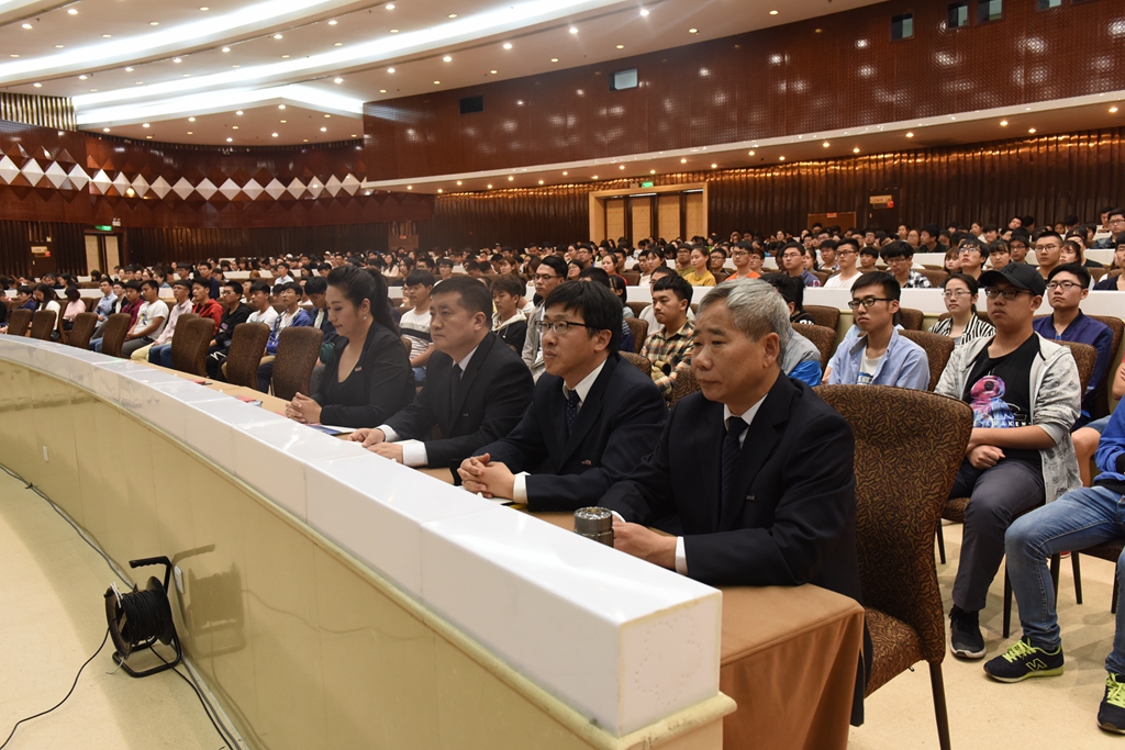 报告会上,陈士橹院士传记《剑指苍穹》的主要作者鲁卫平,西北工业大学