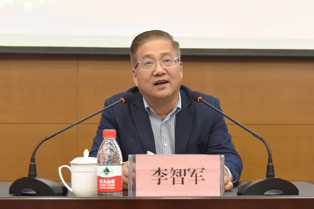 省委教育工委副书记李智军主持报告会